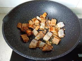 将咸鱼表面水分炒干。