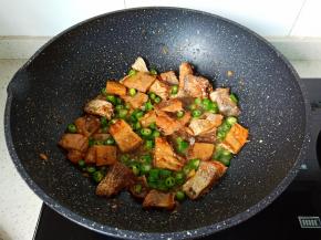 放入辣椒段翻炒一分钟。