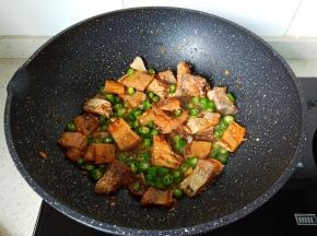 放入辣椒段翻炒一分钟。