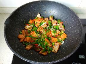 撒上点葱丝即可出锅了！