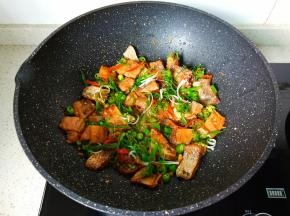 撒上点葱丝即可出锅了！