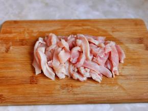 鸡胸肉洗净切条。