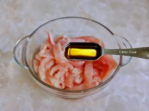 放入碗中加入料酒。