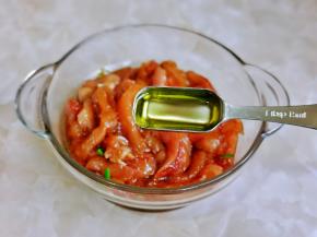 淋上一勺橄榄油锁住鸡柳的水分。