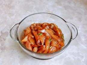 搅拌均匀腌制10分钟。