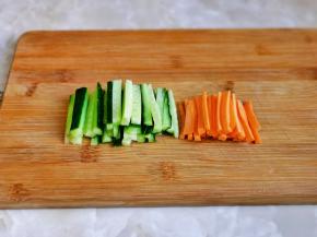 黄瓜胡萝卜洗净切条。