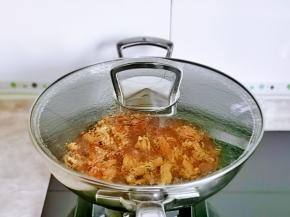 盖上盖子焖炒2分钟。