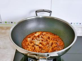 撒上白芝麻翻炒均匀关火出锅。