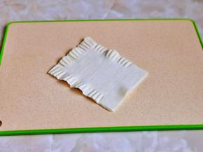 叠加一张，用叉子三边压紧。