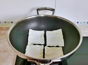 热锅摆放上口袋饼。
