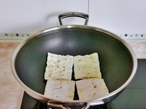 小火煎至鼓起来即可。