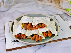 鸡柳黄瓜胡萝卜塞入小口袋就可以啦！