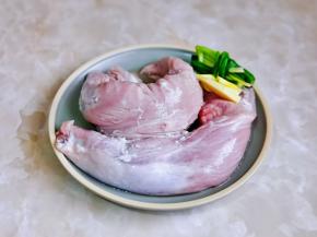 准备食材，里脊肉泡冷水，将血水泡出。