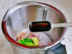 再加入生抽与盐。