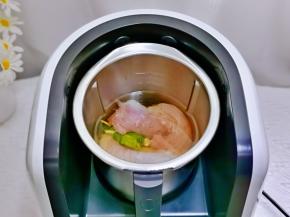 将主锅放回机器中。