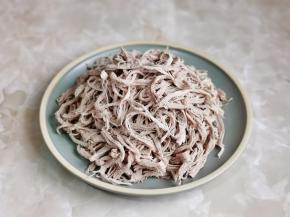 煮熟的里脊肉用温水冲洗，不烫手后再撕细条。