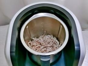 将肉条倒入主锅中，加入食用油，盖上盖子与量杯，自动时间30秒。