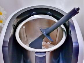 用刮刀将将锅壁的一圈刮干净。