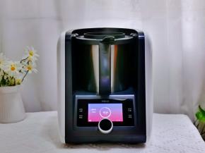 盖上盖子切记量杯不要盖上去，这样机器在翻炒时湿气会从孔中出来。