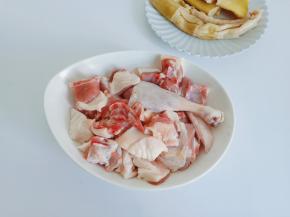 老鸭煲用土鸭，再把新鲜的老鸭洗净切块，当然得配上新鲜晒干后的笋干。