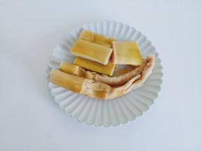 提前把笋干浸入清水。