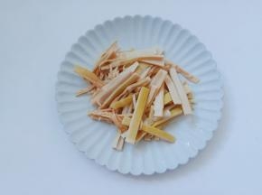 浸泡后撕开笋干去除老蒂头。