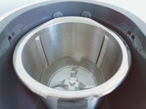 米博烹饪机里加入600ml的清水。