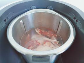 放入老鸭与姜片。