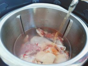 加上两勺料酒去腥。