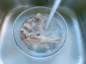 焯水过后的鸭肉清洗去浮沫。