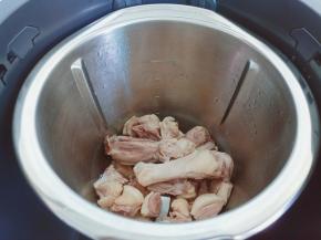 把洗好的鸭肉重新放入米博烹饪机主锅中。