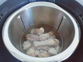 加入800毫升的清水。