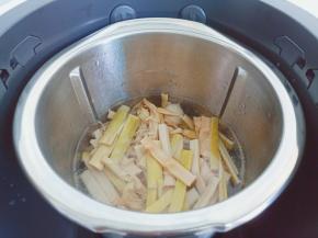 再加入泡发好的笋干。