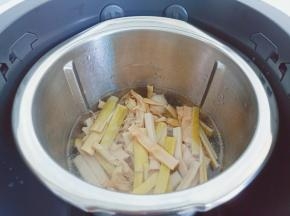 再加入泡发好的笋干。