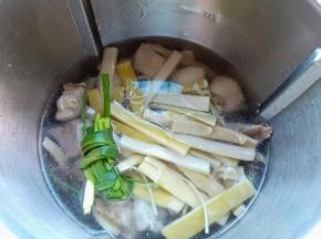 加入葱结，开始烹饪90分钟。