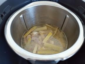 烹饪好的鸭汤。