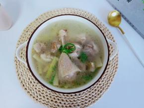 鸭香加上笋干清脆的口感，喝上一碗鸭汤，将所有的鲜美锁在舌尖里。