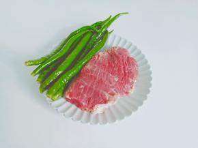 挑选新鲜的牛肉，挑嫩一点的。