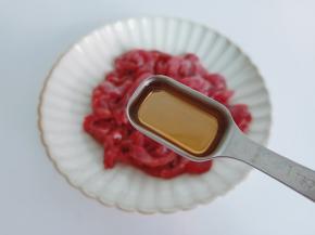 牛肉横着切成丝，这样比较嫩，加料酒一勺。