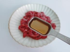 牛肉横着切成丝，这样比较嫩，加料酒一勺。