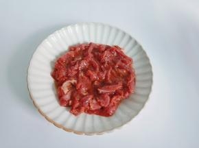 顺着一个方向将调味料搅拌均匀，最后加一点淀粉搅拌好。