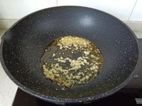 热锅凉油将蒜泥爆香。