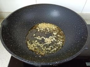 热锅凉油将蒜泥爆香。