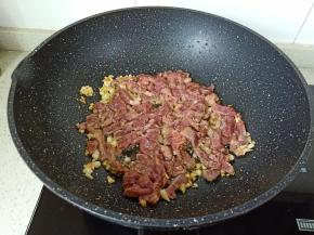 放入牛肉丝大火翻炒。