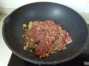 放入牛肉丝大火翻炒。