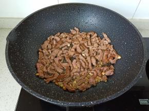 翻炒至牛肉丝变色。