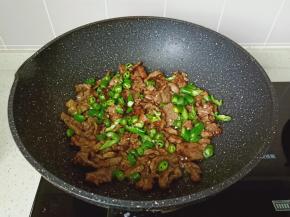 加入青辣椒段。