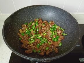 加入青辣椒段。