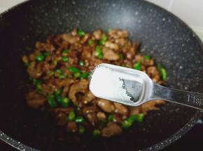 翻炒至青辣椒断生，再加一点盐调味。