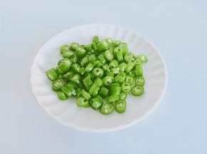 青辣椒清洗切成辣椒圈。